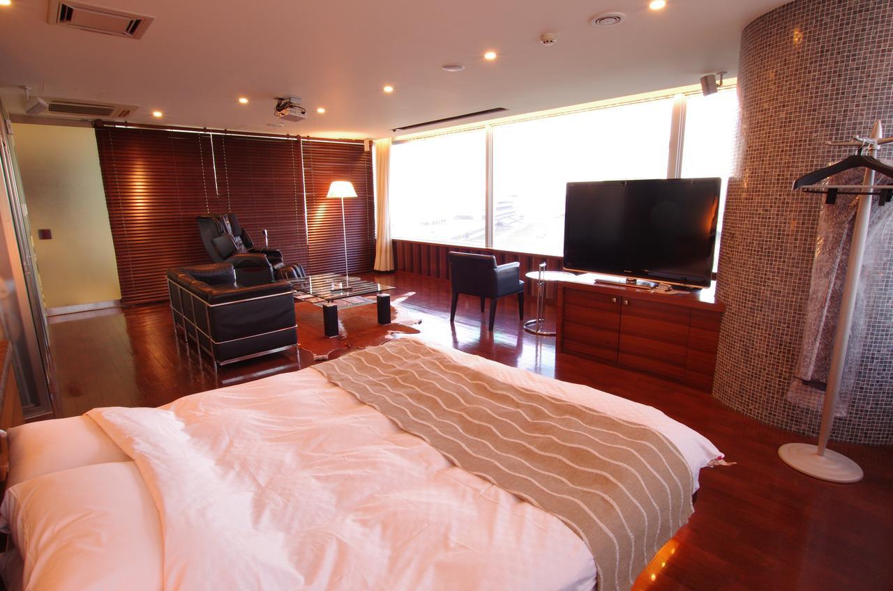 Blue Hotel Octa (Adults Only) Sapporo Bagian luar foto